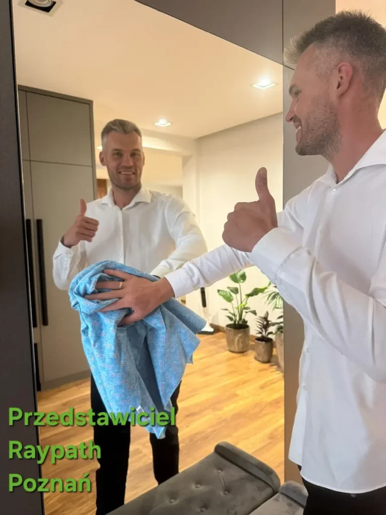 Przedstawiciel Raypath Poznań na jednym z pokazów myje lustro produktami Raypath